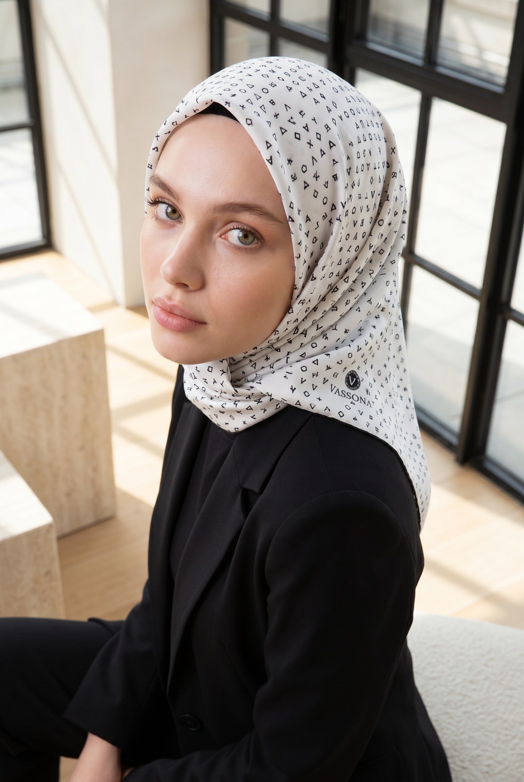 %100 Twill İpek Çıtır Motif Desenli Krem - Siyah Renkli 90x90 Eşarp Dikim Şekli : El Dikişi