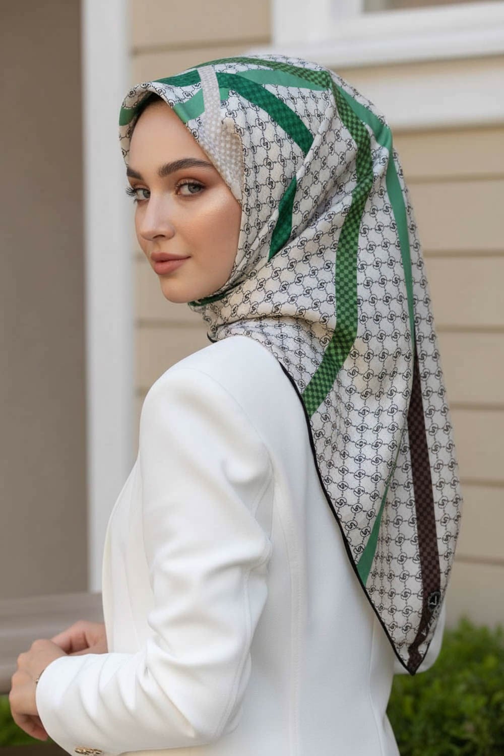 %100 Twill İpek Monogram Ve Şerit Desenli Kahverengi - Zümrüt Yeşili Renkli 90x90 Eşarp Dikim Şekli : El Dikişi