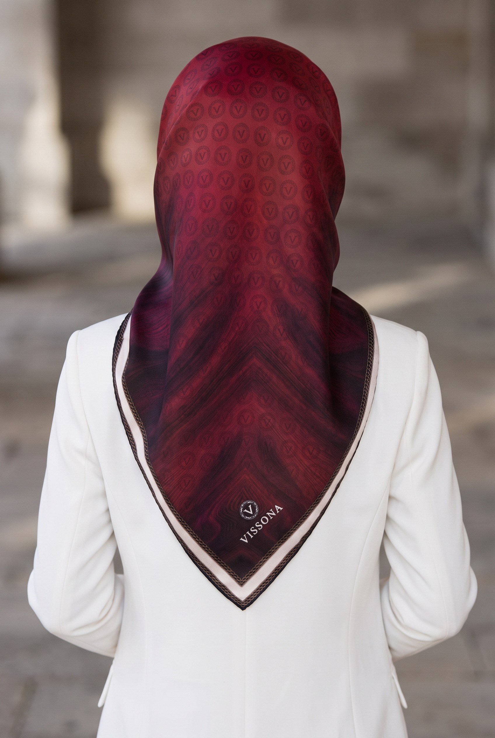 100% Twill İpek Monogram Desenli Bordo Renkli 90x90 Dikim Şekli : El Dikişi Eşarp