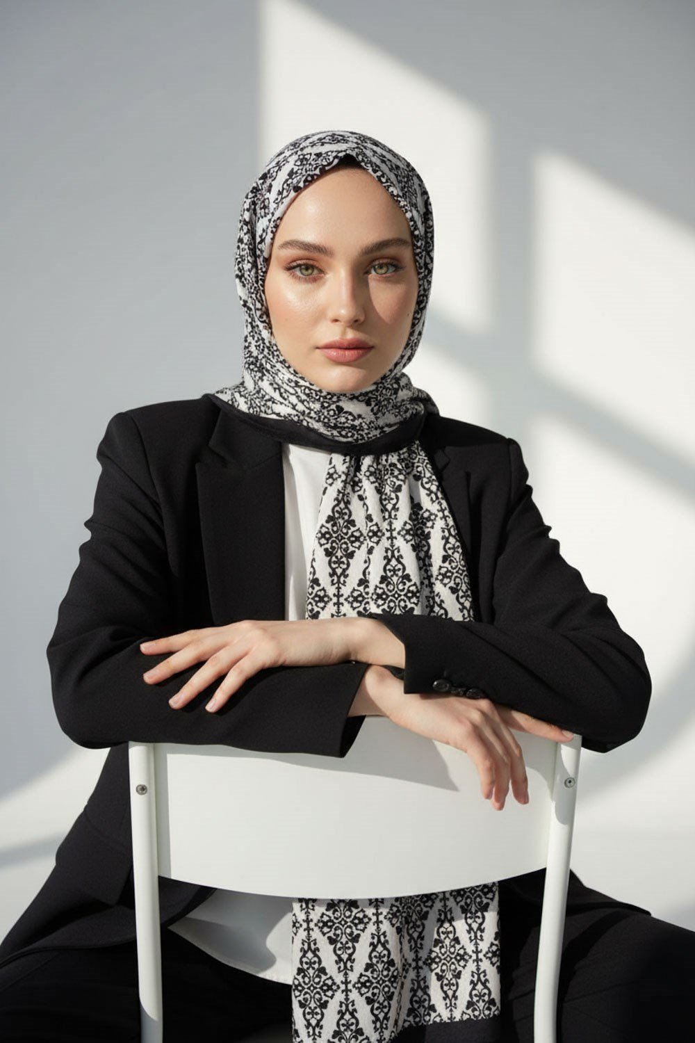 KREP BAROK DESENLİ KREM RENKLİ KIRIŞMAZ ŞAL
