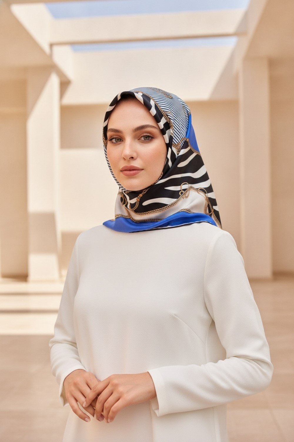 %100 Twill İpek Zincirli Ve Zebra Desenli Saks - Lacivert Renkli 90x90 Eşarp Dikim Şekli : El Dikişi