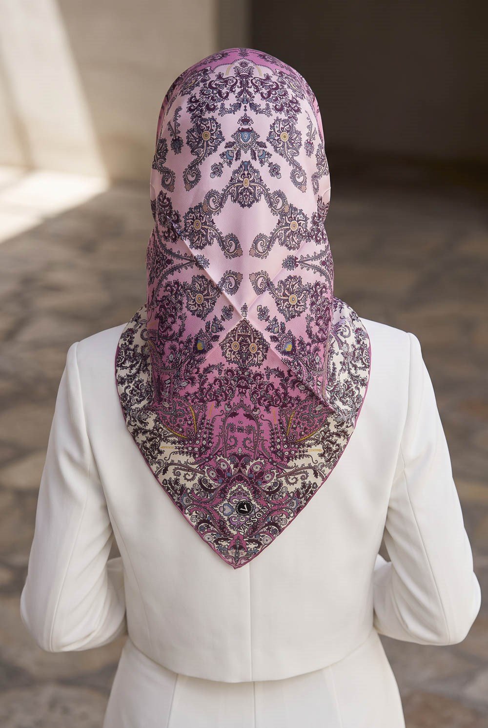 %100 Twill İpek Şal Desenli Pembe Renkli 90x90 Eşarp Dikim Şekli : El Dikişi