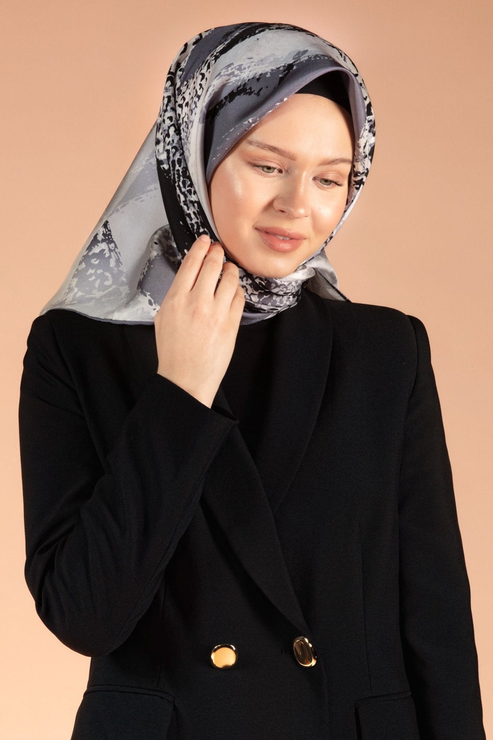%100 Twill İpek Leopar ve Fırça Desenli Gri Renkli 90x90 Eşarp Dikim Şekli : El Dikişi