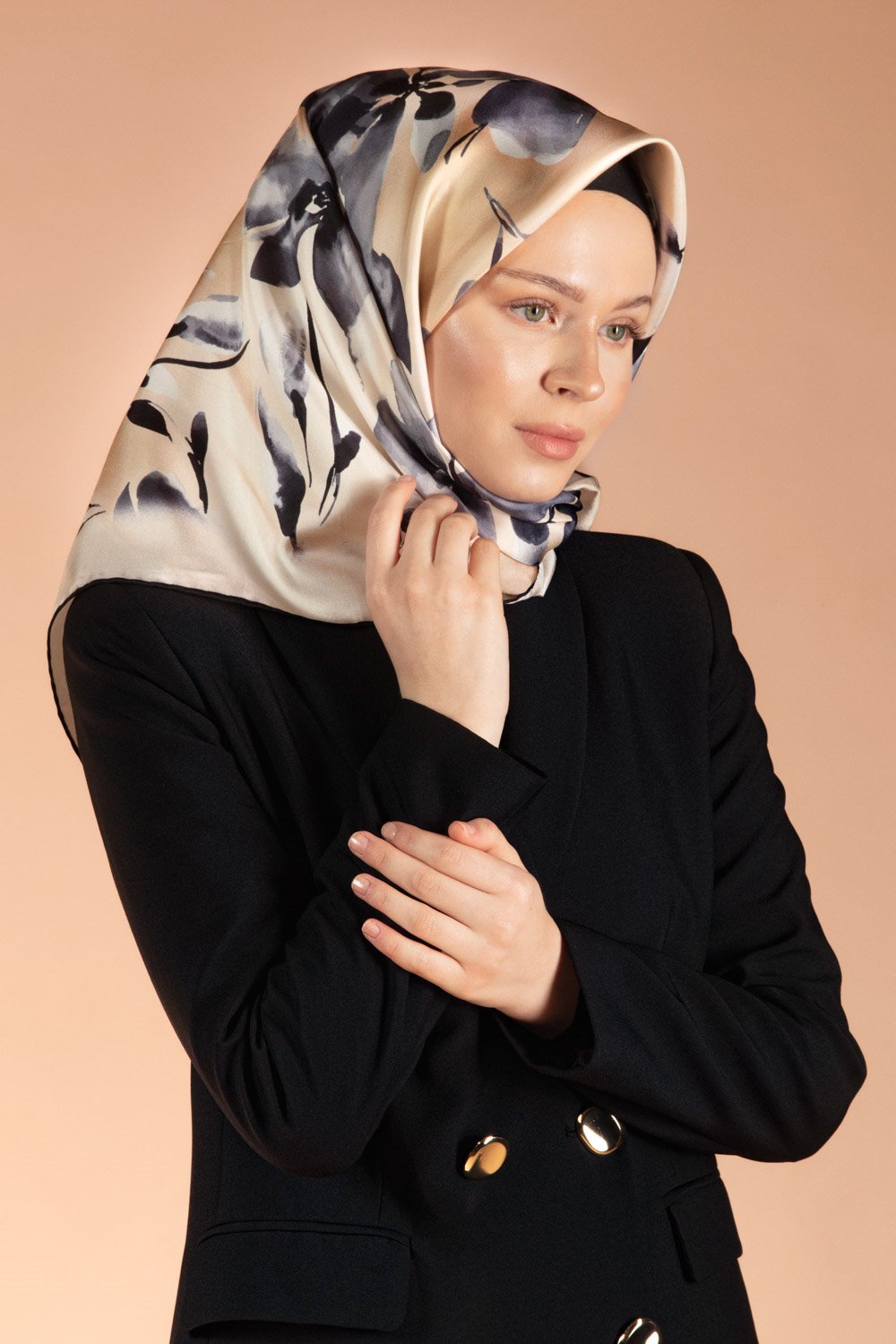 %100 Twill İpek Çiçek Desenli Bej - Füme Renkli 90x90 Dikim Şekli : El Dikişi Eşarp