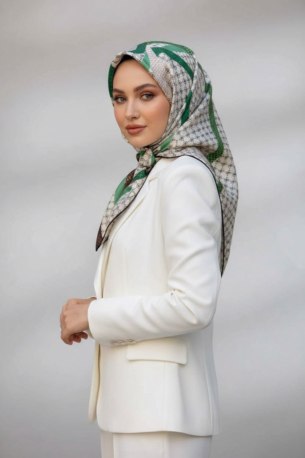 %100 Twill İpek Monogram Ve Şerit Desenli Kahverengi - Zümrüt Yeşili Renkli 90x90 Eşarp Dikim Şekli : El Dikişi