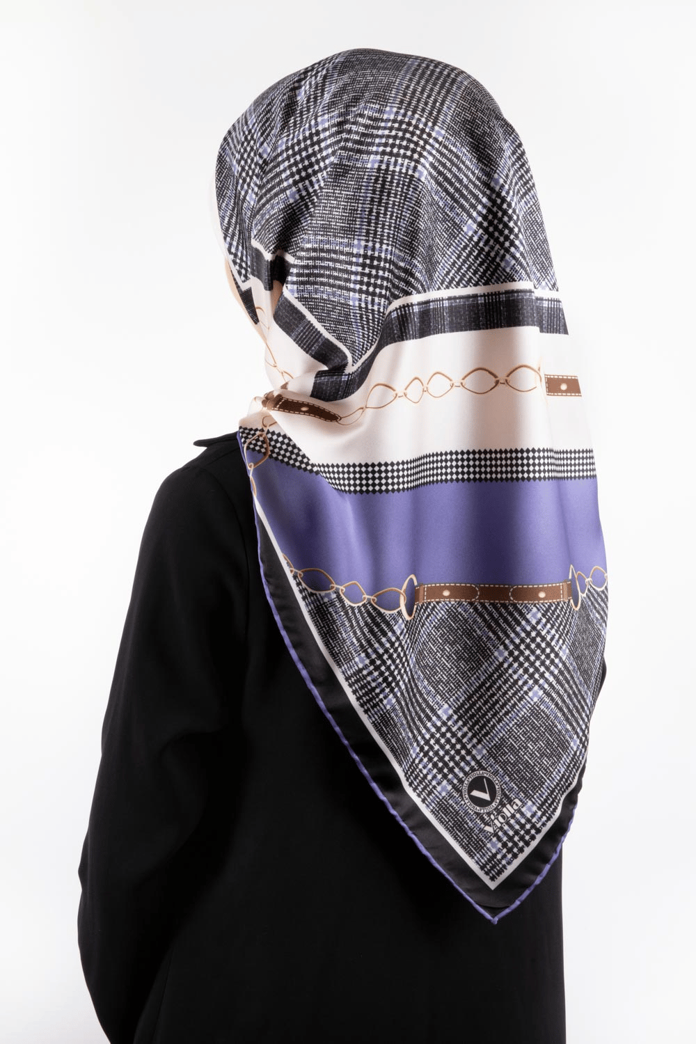 Twill Kemer ve Zincir Detaylı Ekose Desenli İndigo Renkli 90x90 Eşarp (İpek İçermez) Kenar Dikiş Şekli El Dikişli