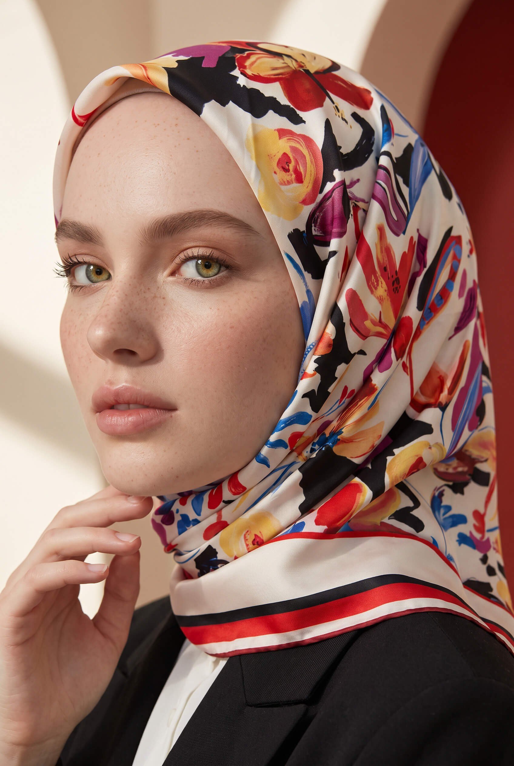 Rayon Çiçek Desenli Kırmızı Renkli 90x90 Dikim Şekli : El Dikişi Eşarp (İpek İçermez)