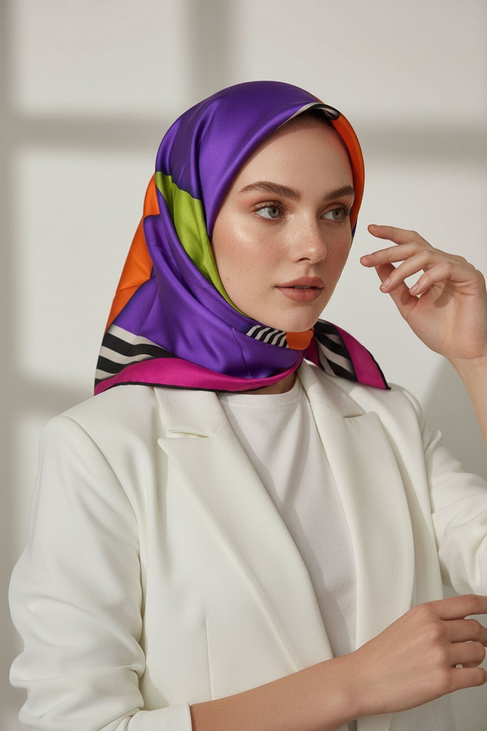 %100 Twill İpek Çizgili ve Geometrik Desenli Fuşya - Turuncu Renkli 90x90 Eşarp Dikim Şekli : El Dikişi