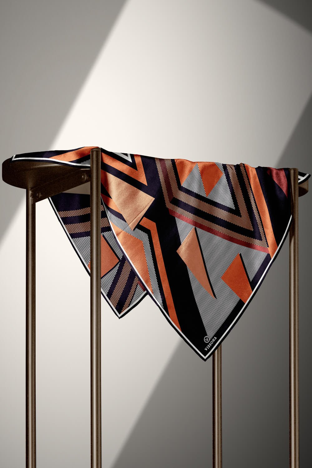 % 57 İPEK % 43 VİSKON Twill İpek Geometrik Desenli Taba - Siyah Renkli 90x90 Eşarp Dikim Şekli : El Dikişi