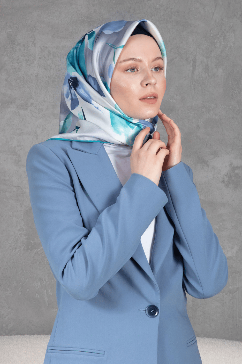 %100 Twill İpek Çiçek Desenli Gri - İndigo Renkli 90x90 Dikim Şekli : El Dikişi Eşarp