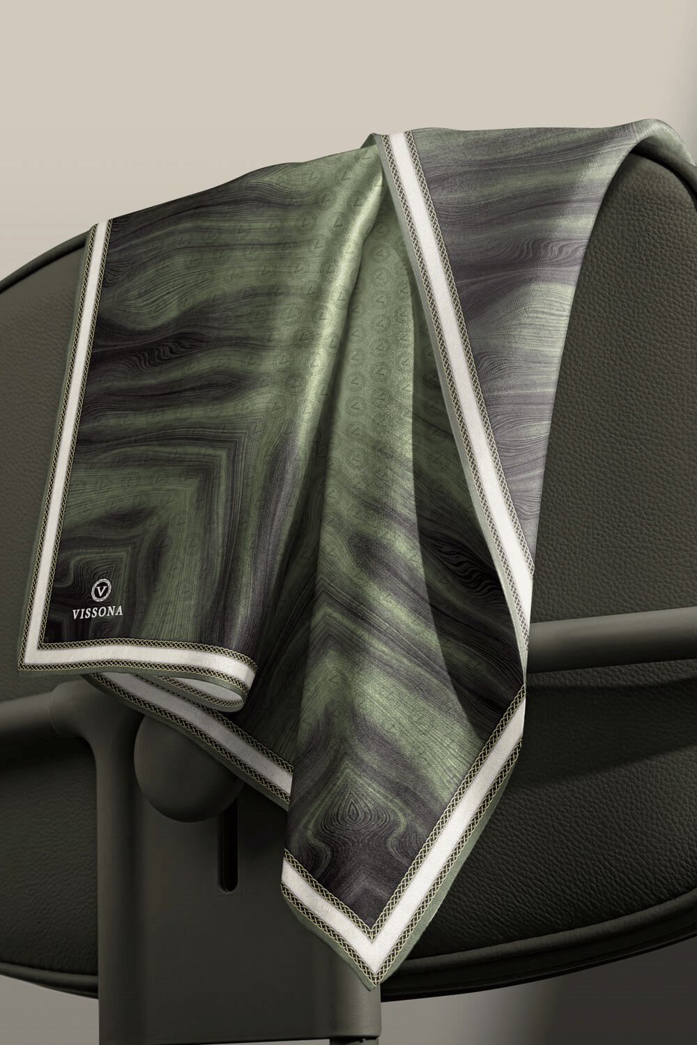 100% Twill İpek Monogram Desenli Haki Renkli 90x90 Dikim Şekli : El Dikişi Eşarp