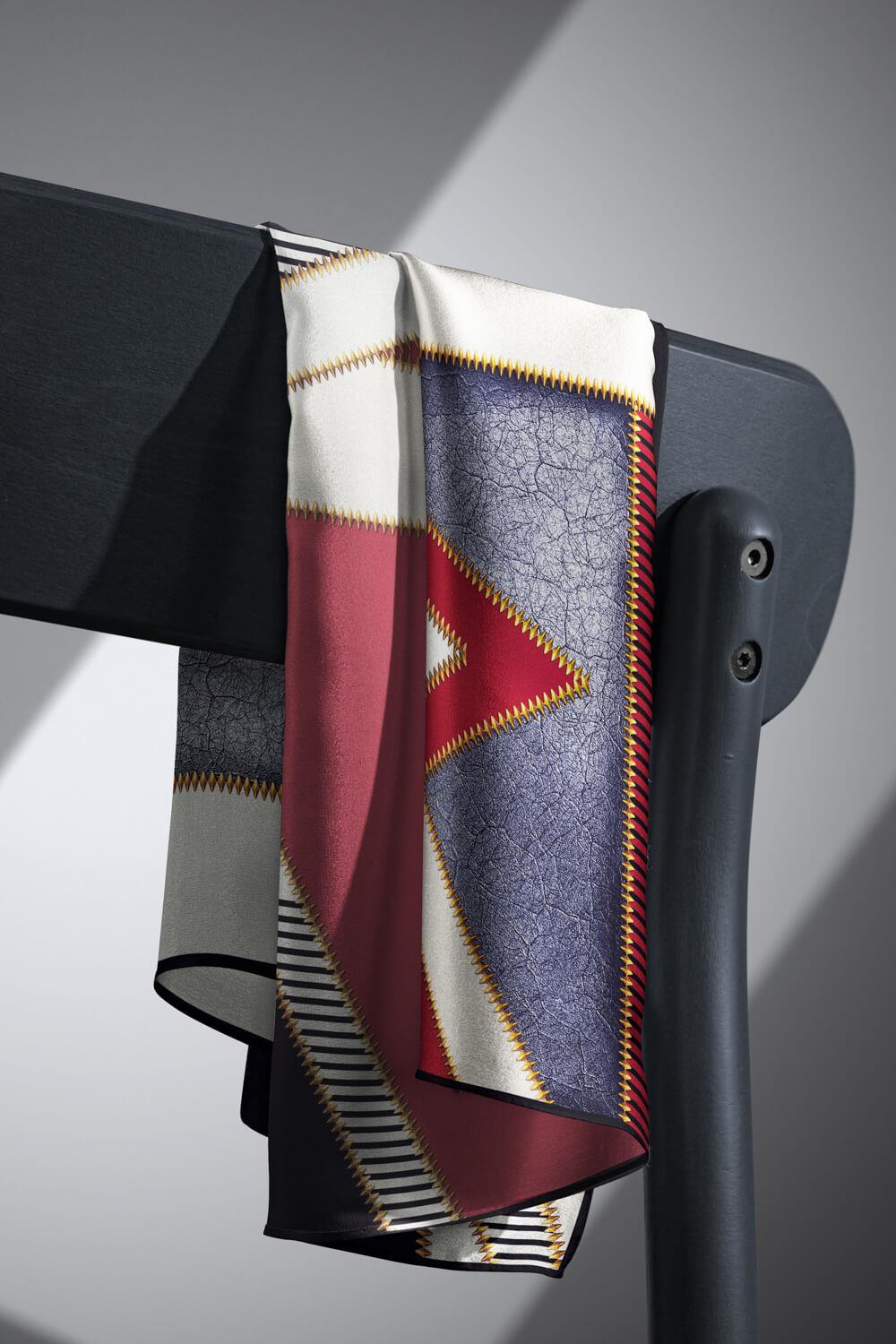 %100 Twill İpek Geometrik Desenli Bordo - Siyah Renkli 90x90 Eşarp Dikim Şekli : El Dikişi