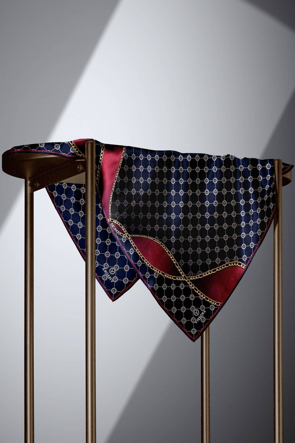 %100 Twill İpek Zincirli Ve Monogram Desenli Lacivert - Bordo Renkli 90x90 Eşarp Dikim Şekli : El Dikişi