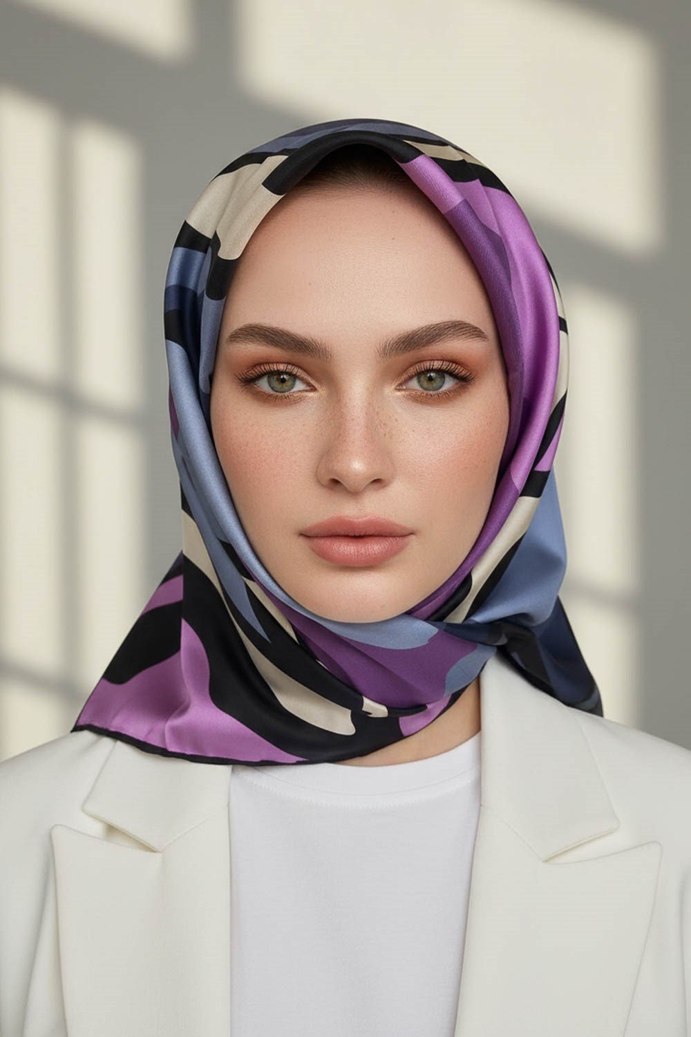 % 57 İPEK % 43 VİSKON Twill İpek Dalga Desenli İndigo - Lila Renkli 90x90 Dikim Şekli : El Dikişi Eşarp