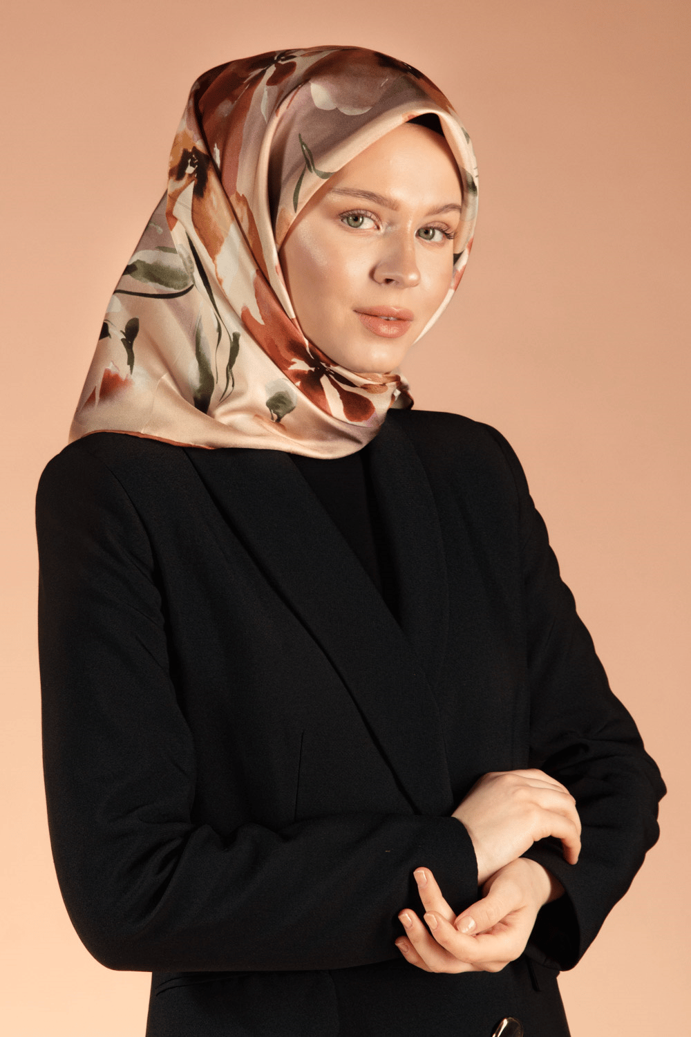 %100 Twill İpek Çiçek Desenli Gold - Taba Renkli 90x90 Dikim Şekli : El Dikişi Eşarp
