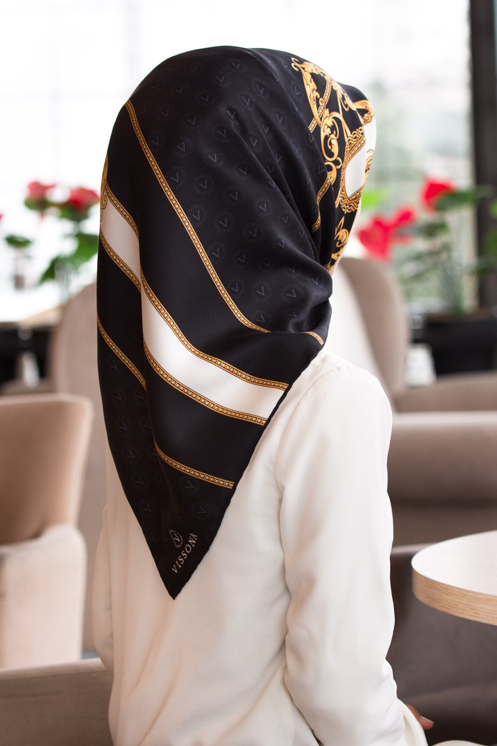 %100 Twill İpek Monogramlı Ve Barok Desenli Siyah - Gold Renkli 90x90 Eşarp Dikim Şekli : El Dikişi