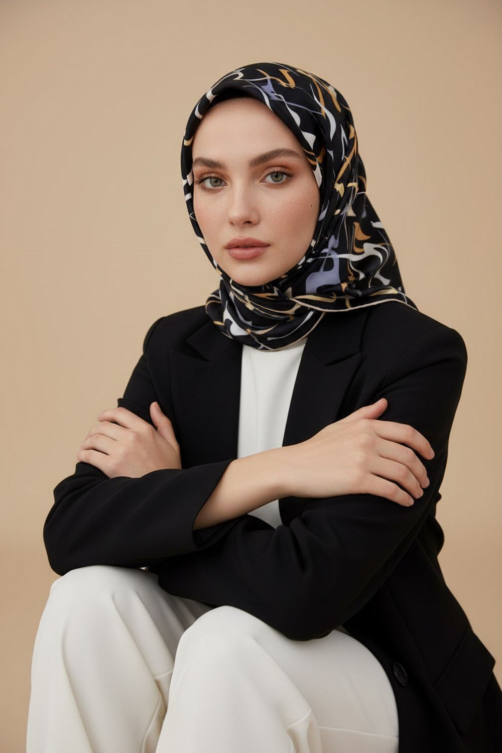 % 57 İPEK % 43 VİSKON Twill İpek Soyut Geometrik Desenli Gold - Gri Renkli 90x90 Eşarp Dikim Şekli : El Dikişi