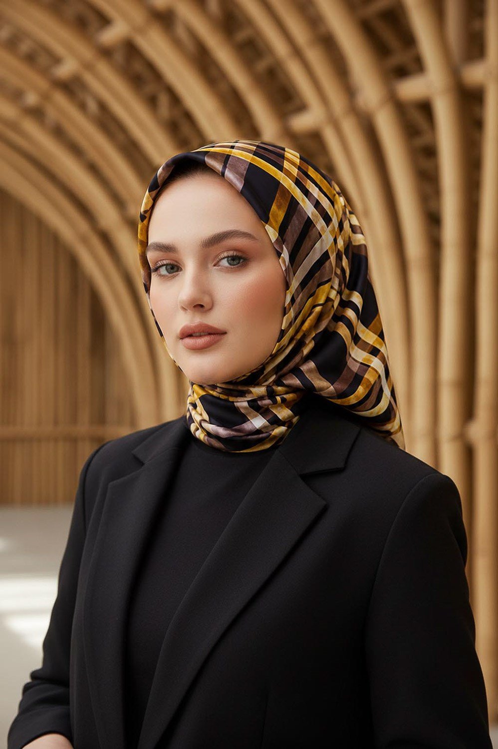 %100 Twill İpek Ekose Desenli Siyah - Gold  Renkli 90x90 Eşarp Kenar Dikiş Şekli El Dikişli