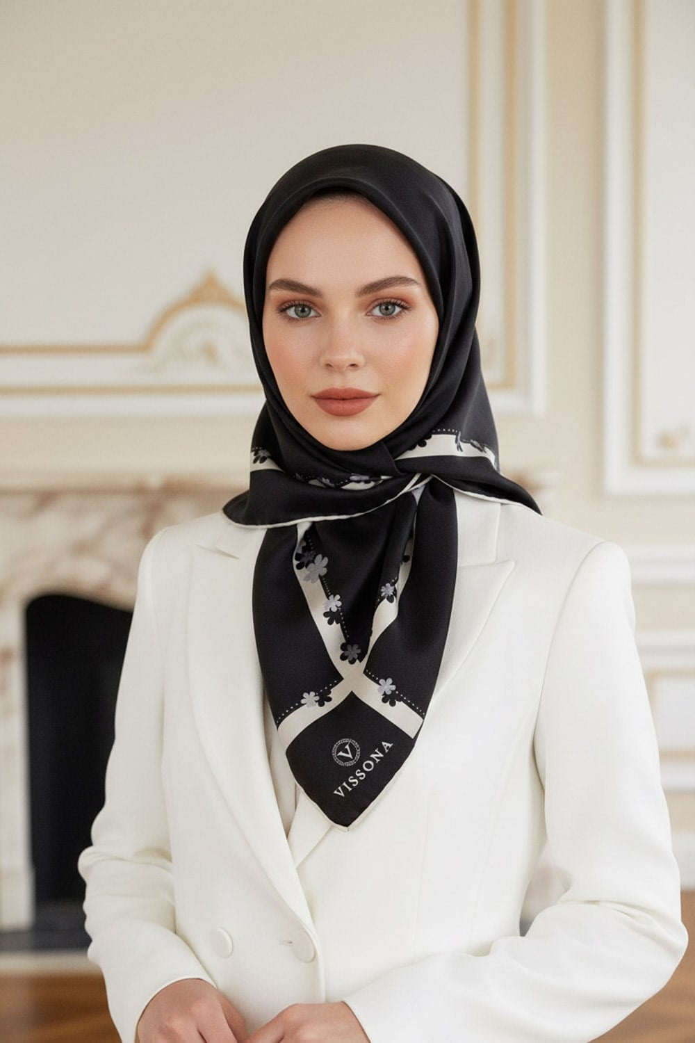 %100 Twill İpek Kenar Motifi Çiçek Desenli Siyah - Krem Renkli 90x90 Eşarp Dikim Şekli : El Dikişi