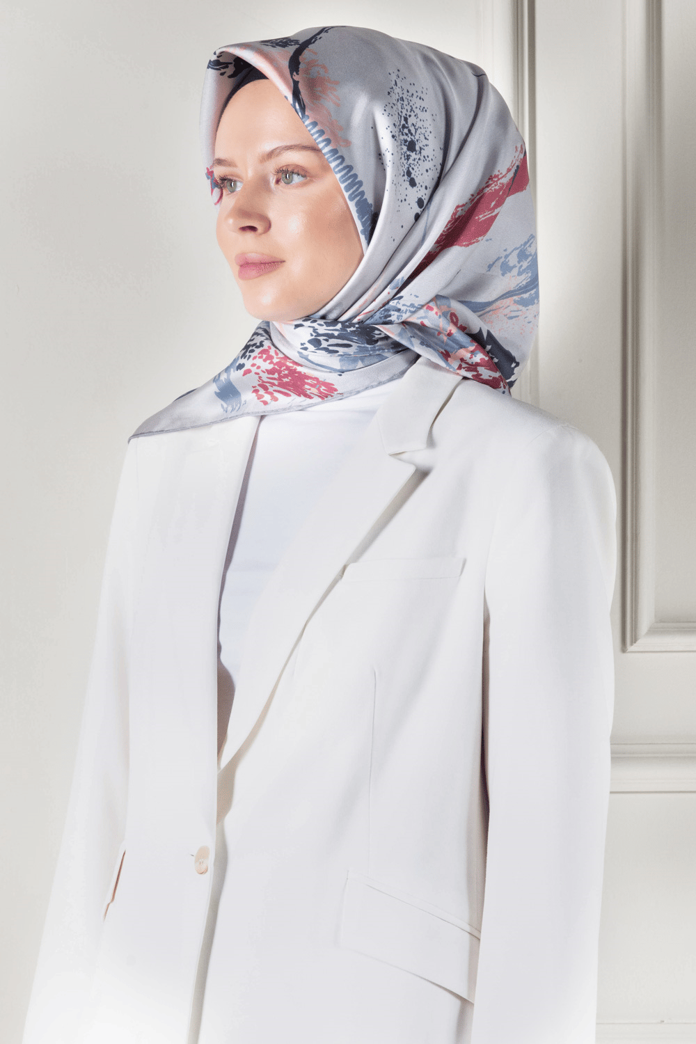 %100 Twill İpek Suluboya Çiçek Desenli Gri - Pudra Renkli 90x90 Eşarp Dikim Şekli : El Dikişi