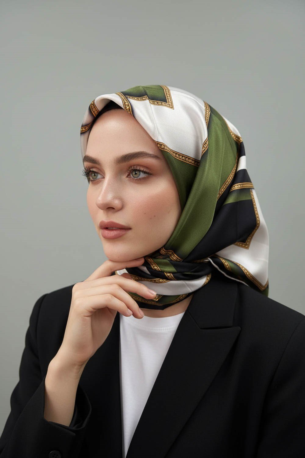 %100 Twill İpek Geometrik Desenli Siyah - Haki Renkli 90x90 Eşarp Dikim Şekli : El Dikişi