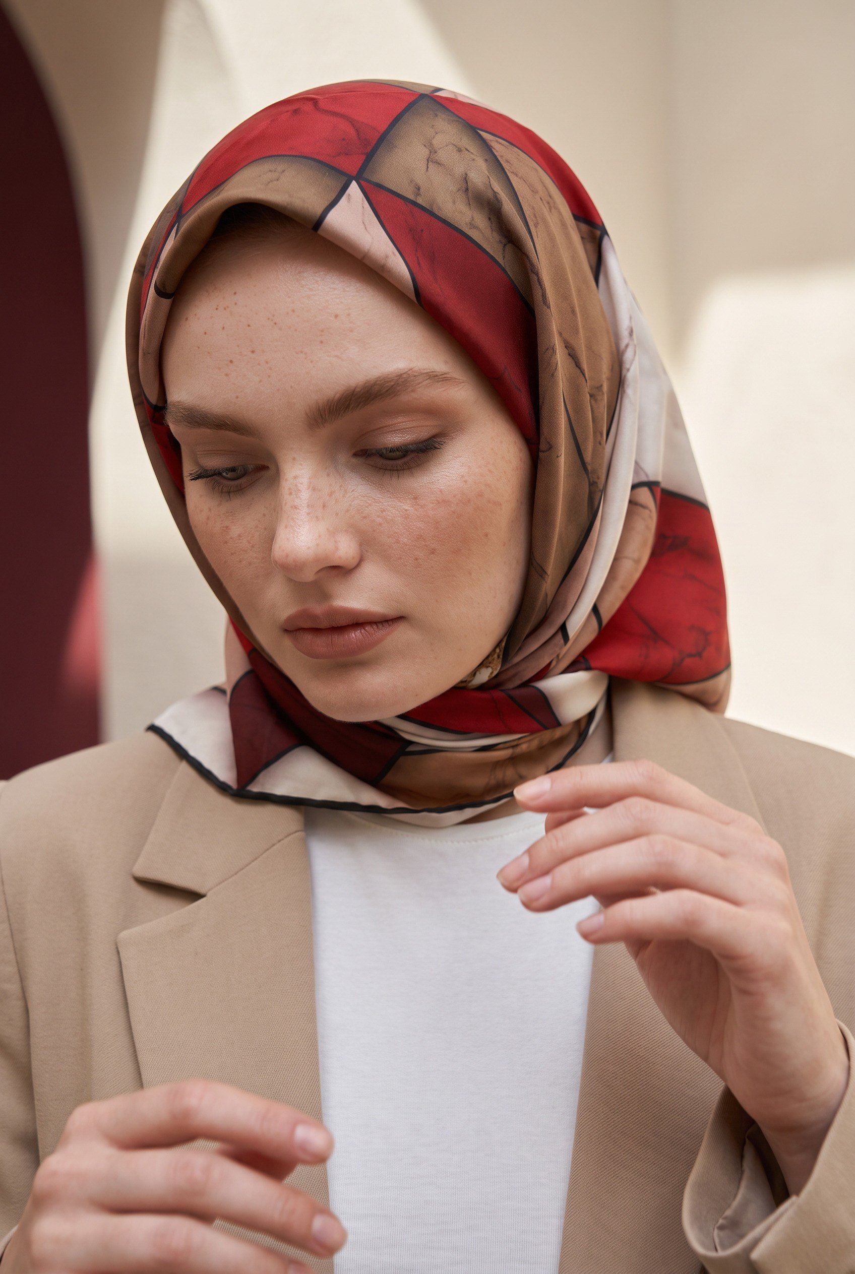 Rayon Mermer Desenli Bordo - Bej Renkli 90x90 Eşarp (İpek İçermez) Kenar Dikiş Şekli El Dikişli