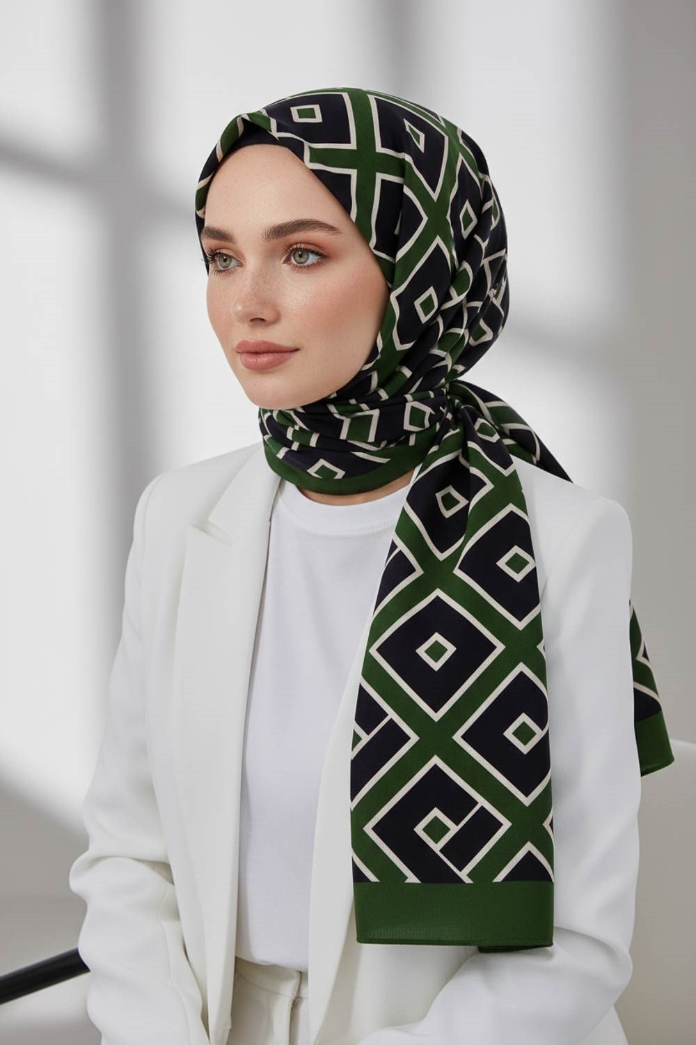 KREP GEOMETRİK DESENLİ ZÜMRÜT YEŞİLİ RENKLİ 75X195 KIRIŞMAZ ŞAL