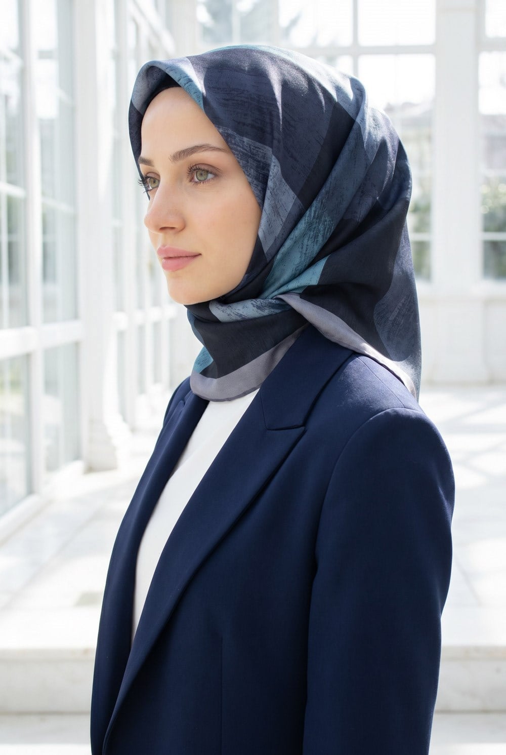 %100 Twill İpek Geometrik Desenli Cam Göbeği - Gri Renkli 90x90 Eşarp Dikim Şekli : El Dikişi
