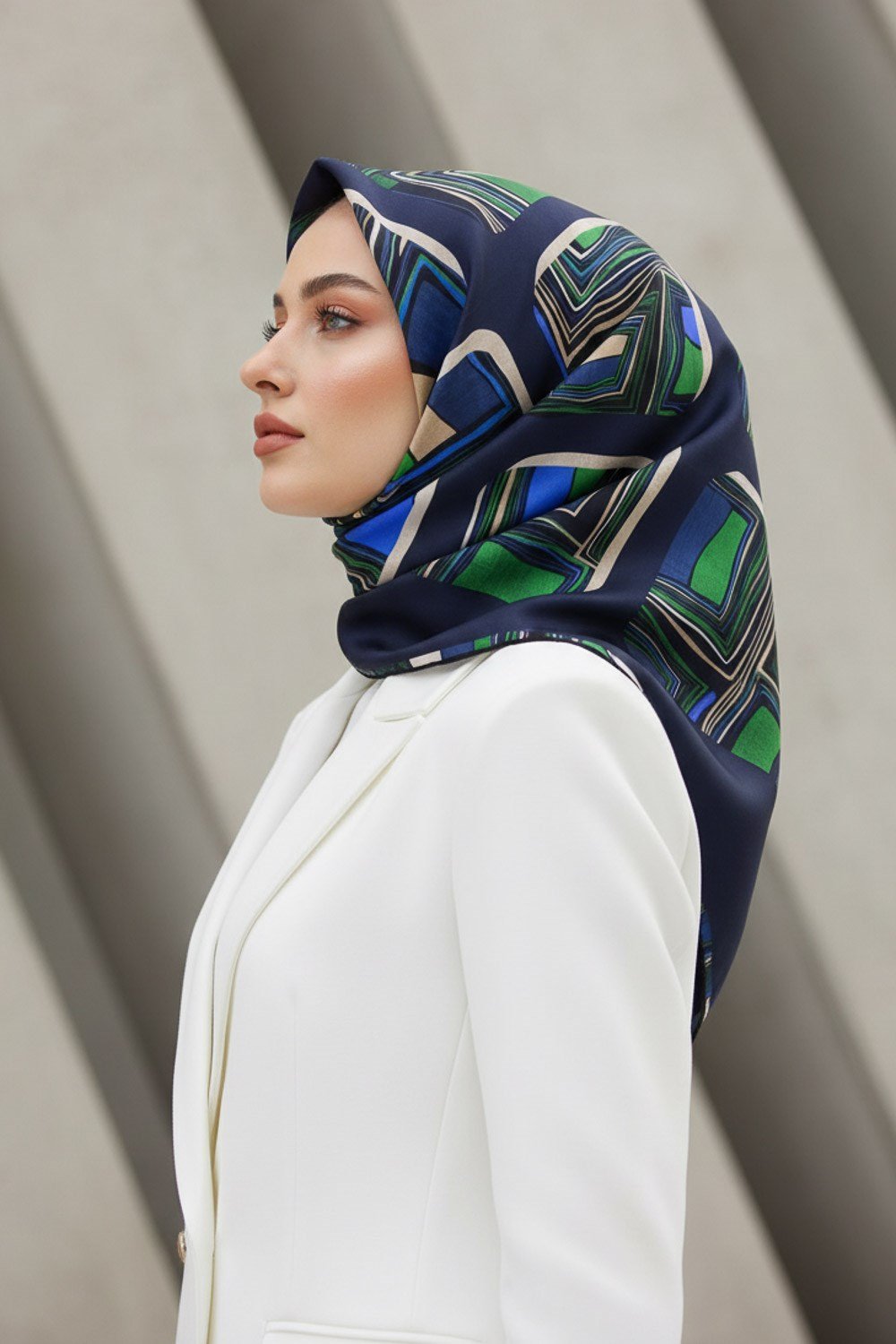 %100 Twill İpek Geometrik Kare Desenli Lacivert - Zümrüt Yeşili Renkli 90x90 Eşarp Dikim Şekli : El Dikişi