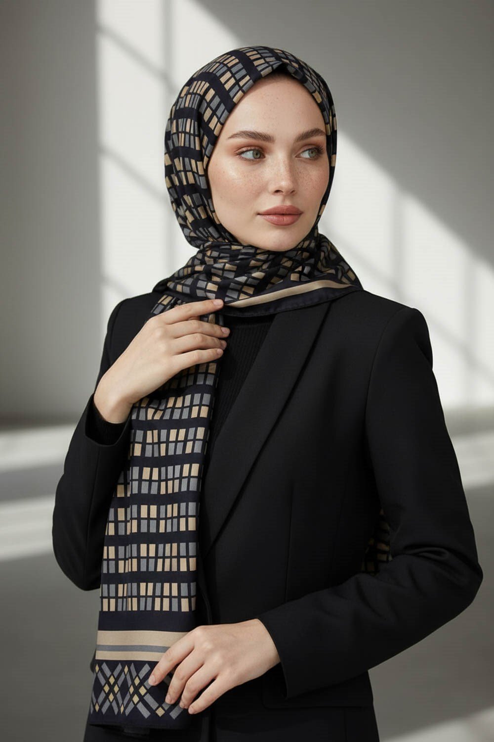 KREP KARE DESENLİ FÜME RENKLİ 75X195 KIRIŞMAZ ŞAL