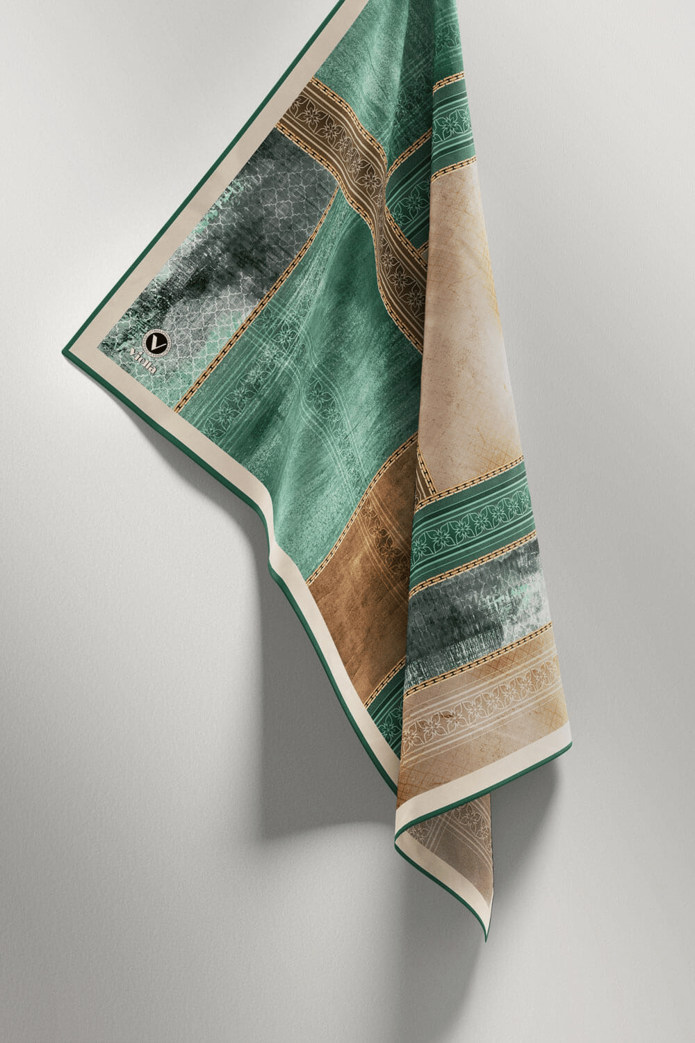 Twill Dokulu Ve Geometrik Desenli Petrol Yeşili Renkli 90x90 Eşarp (İpek İçermez) Dikim Şekli : El Dikişi