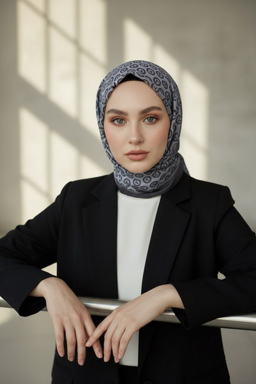 KREP MONOGRAM DESENLİ GRİ RENKLİ 75X195 KIRIŞMAZ ŞAL