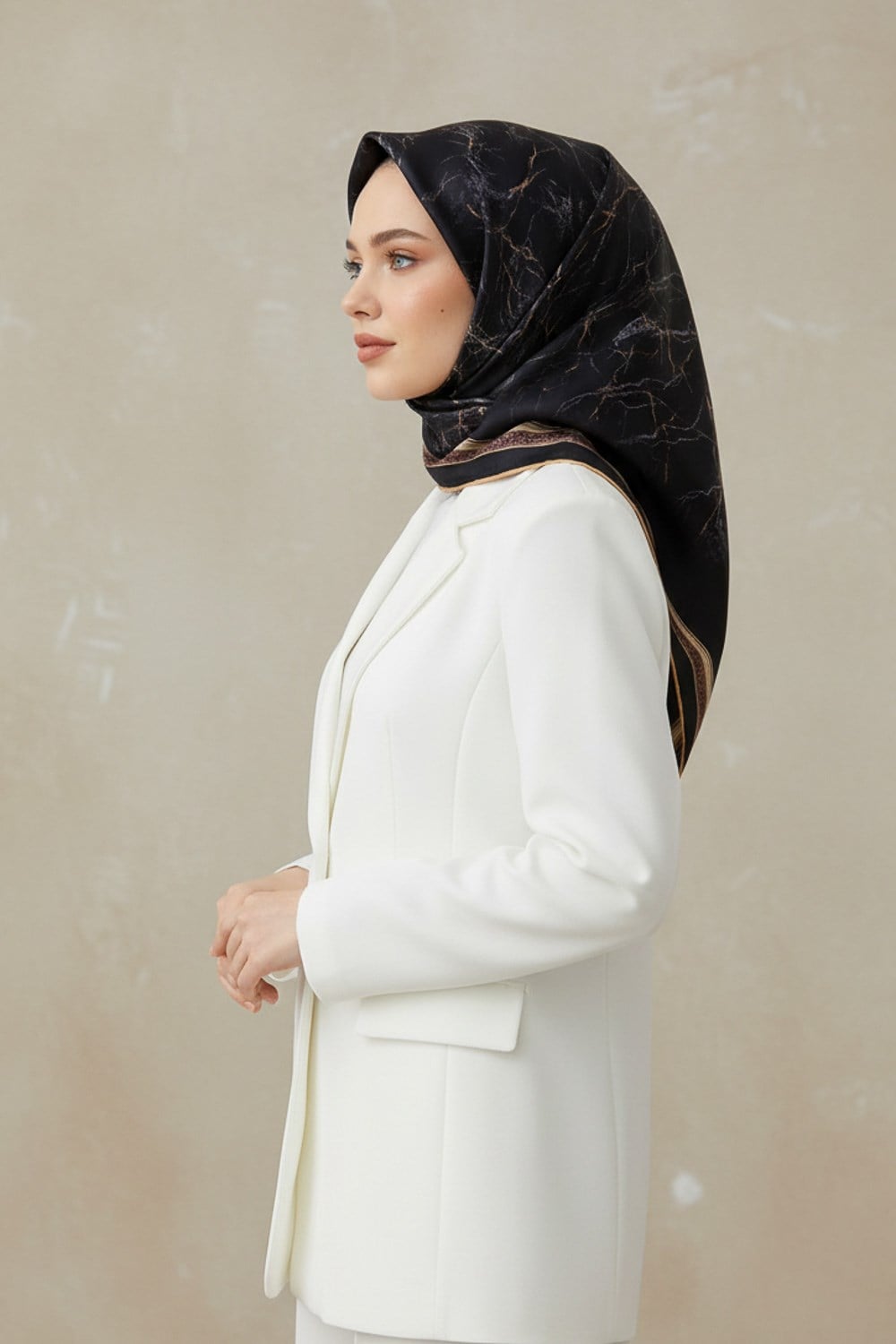 %100 Twill İpek Mermer Desenli Siyah Renkli 90x90 Eşarp Dikim Şekli : El Dikişi