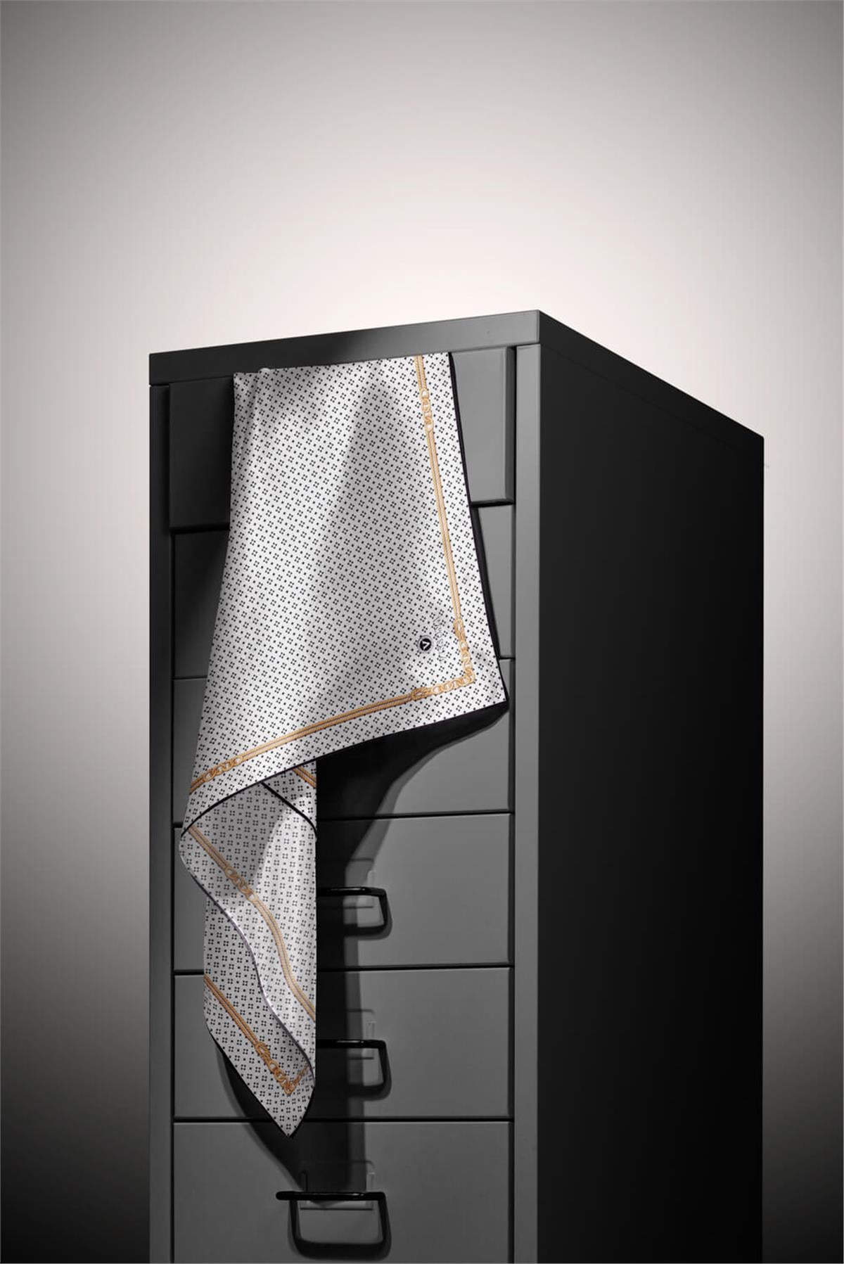 %100 Twill İpek Zincir Desenli Krem - Siyah Renkli 90x90 Eşarp Dikim Şekli : El Dikişi
