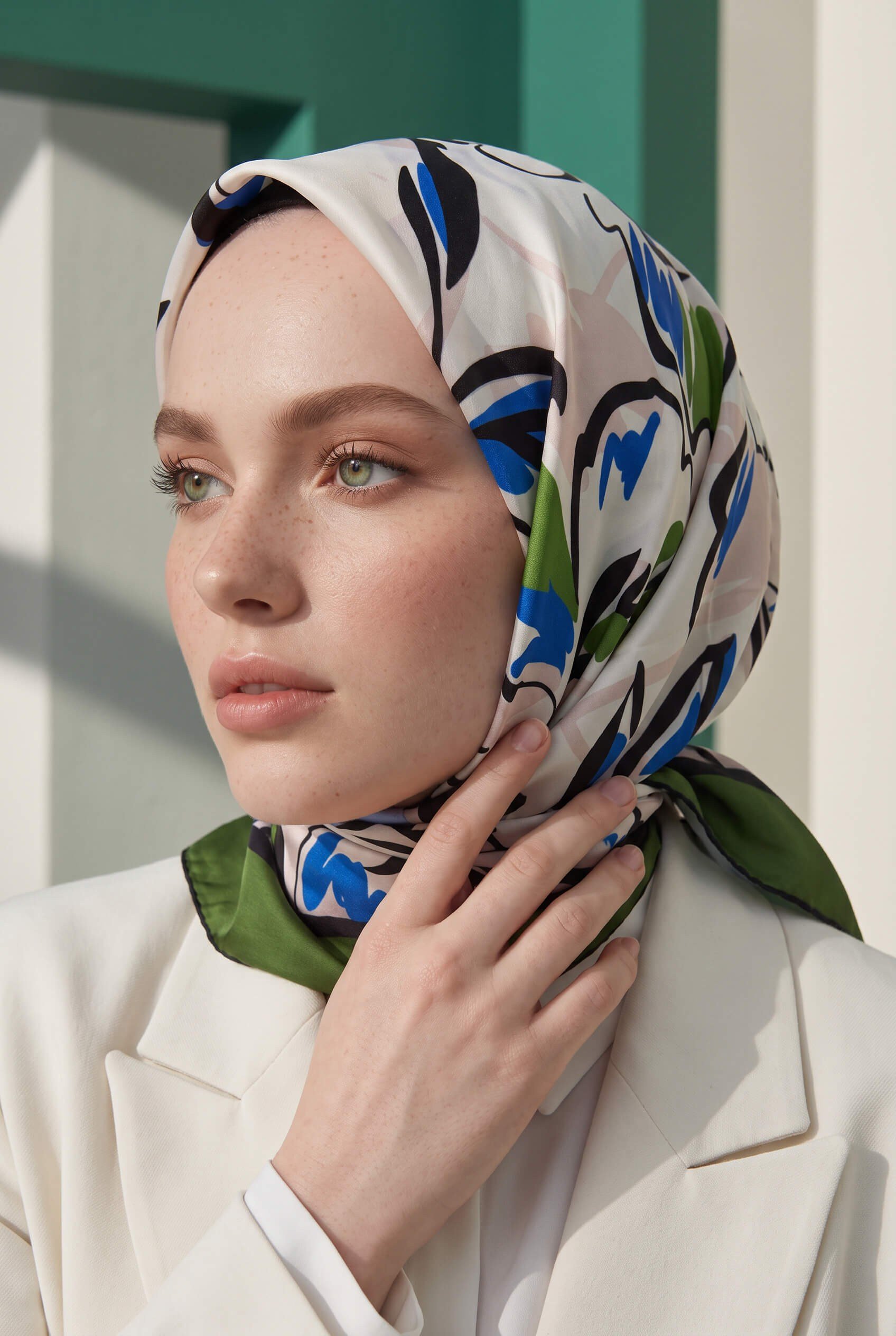 Rayon Bordürlü Çiçek Desenli Zümrüt Yeşili Renkli 90x90 Dikim Şekli : El Dikişi Eşarp (İpek İçermez)