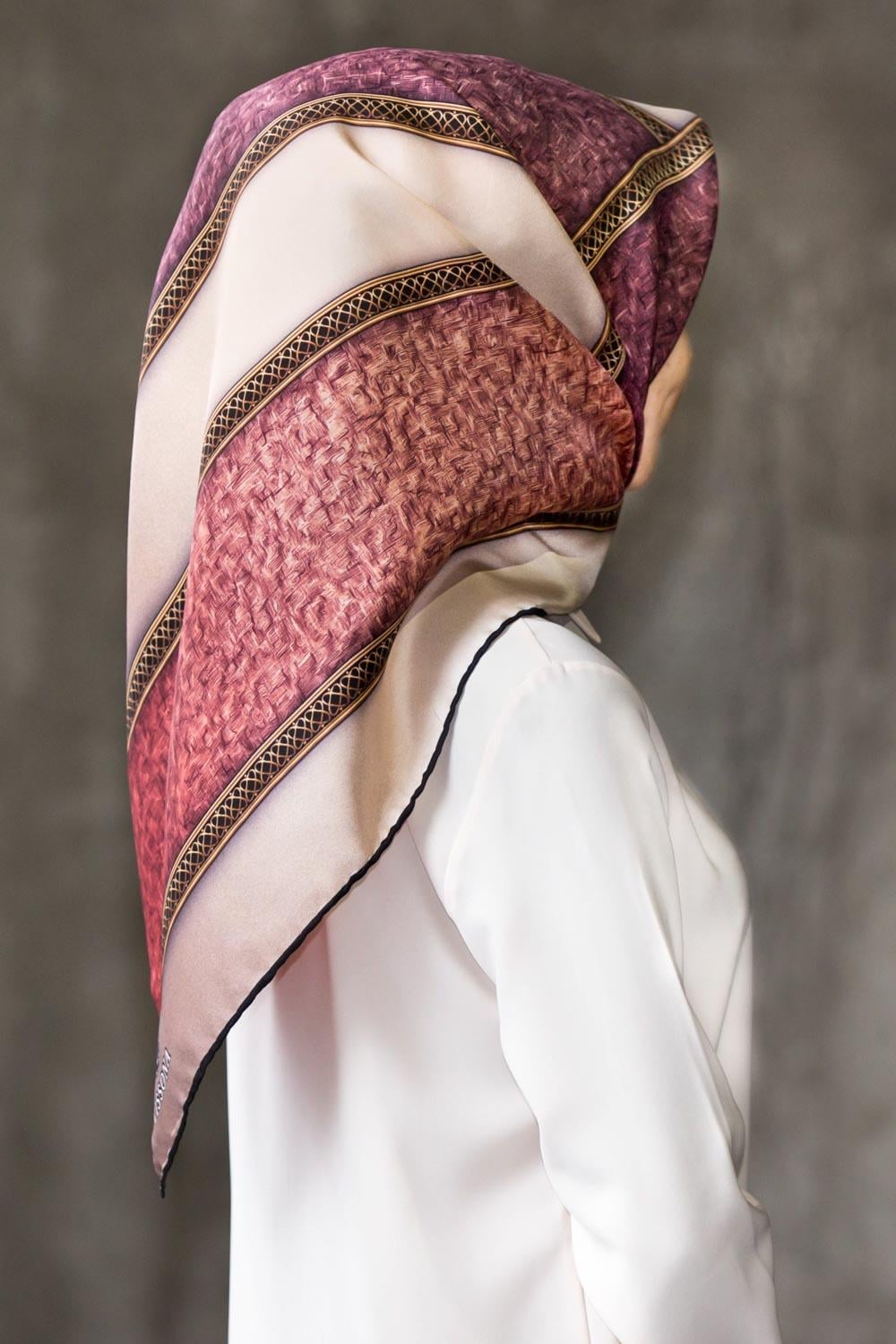 %100 Twill İpek Dokulu Ve Şerit Desenli Gül Kurusu - Somon Renkli 90x90 Eşarp Dikim Şekli : El Dikişi