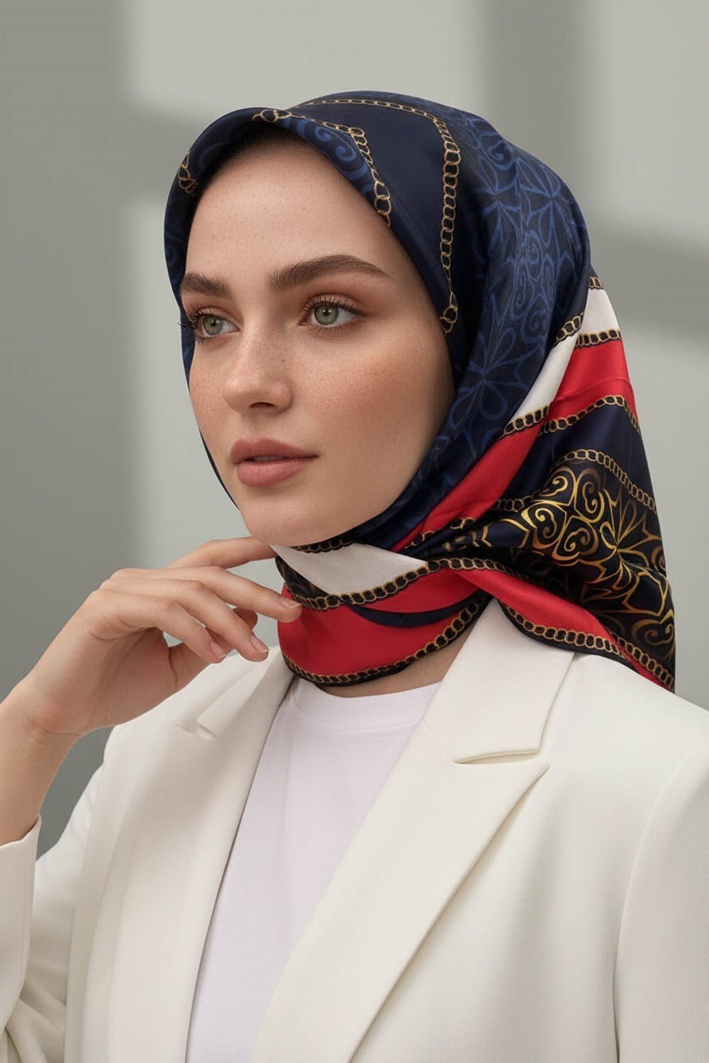 %100 Twill İpek Zincirli Ve Etnik Desenli Kırmızı - Lacivert Renkli 90x90 Eşarp Dikim Şekli : El Dikişi