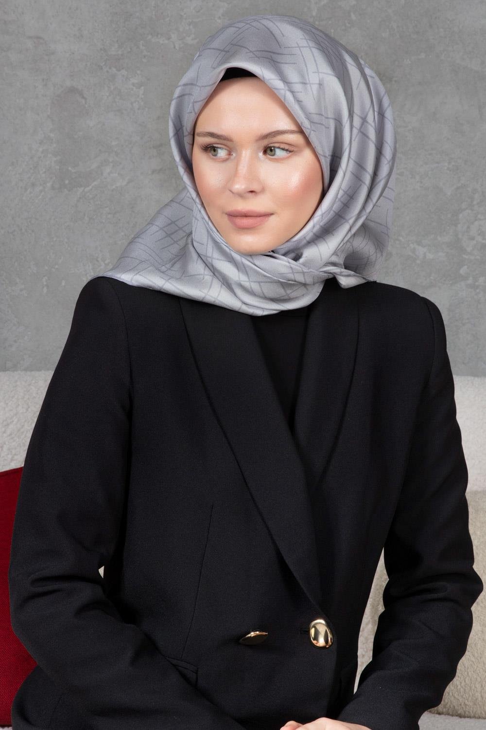 %100 Twill İpek Çizgi Desenli Gri Renkli 90x90 Eşarp Dikim Şekli : El Dikişi