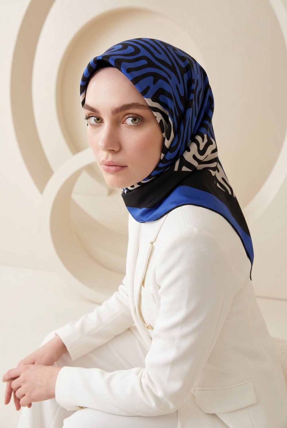 100% Twill İpek Bordürlü Dalga Desenli Siyah - Saks Renkli 90x90 Dikim Şekli : El Dikişi Eşarp