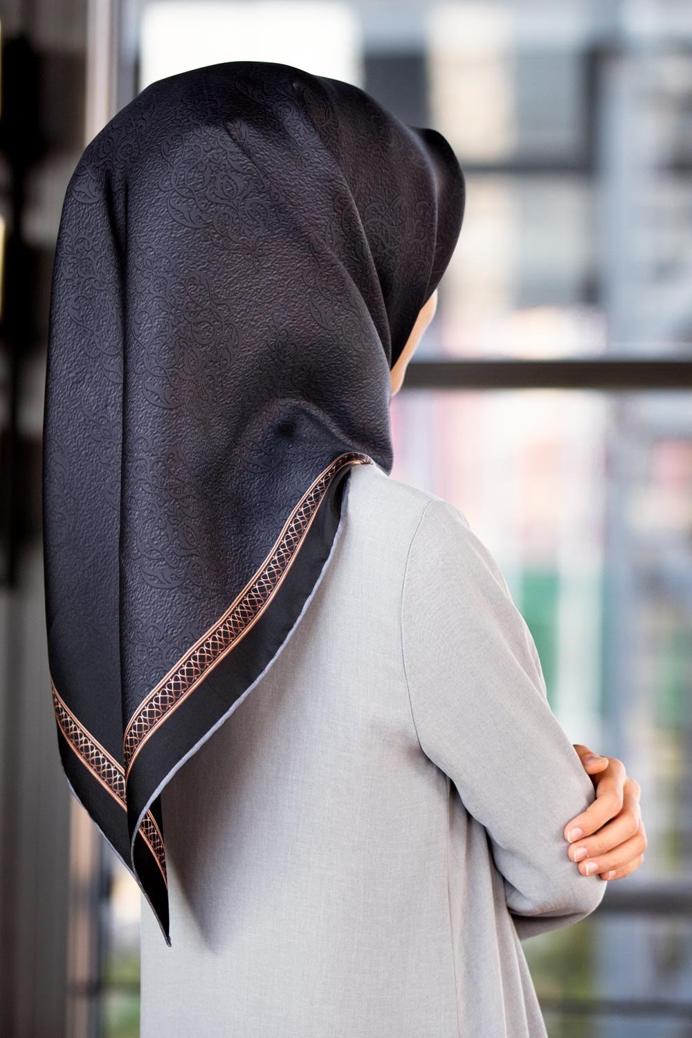 %100 Twill İpek Eşarp 90x90 Siyah Barok Desenli El Dikişli Kadın Eşarp