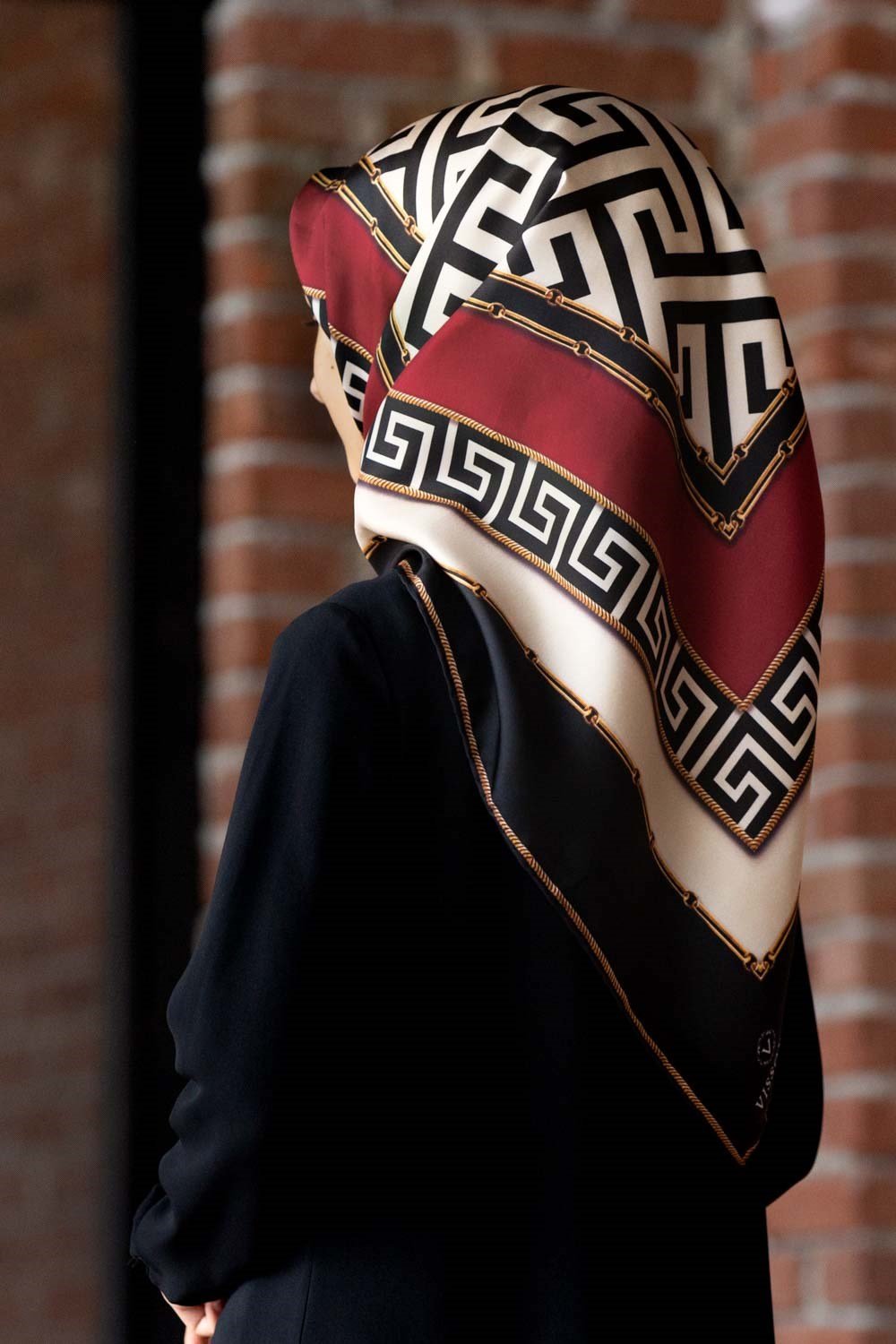%100 Twill İpek Labirent Ve Geometrik Desenli Siyah - Bordo Renkli 90x90 Eşarp Dikim Şekli : El Dikişi