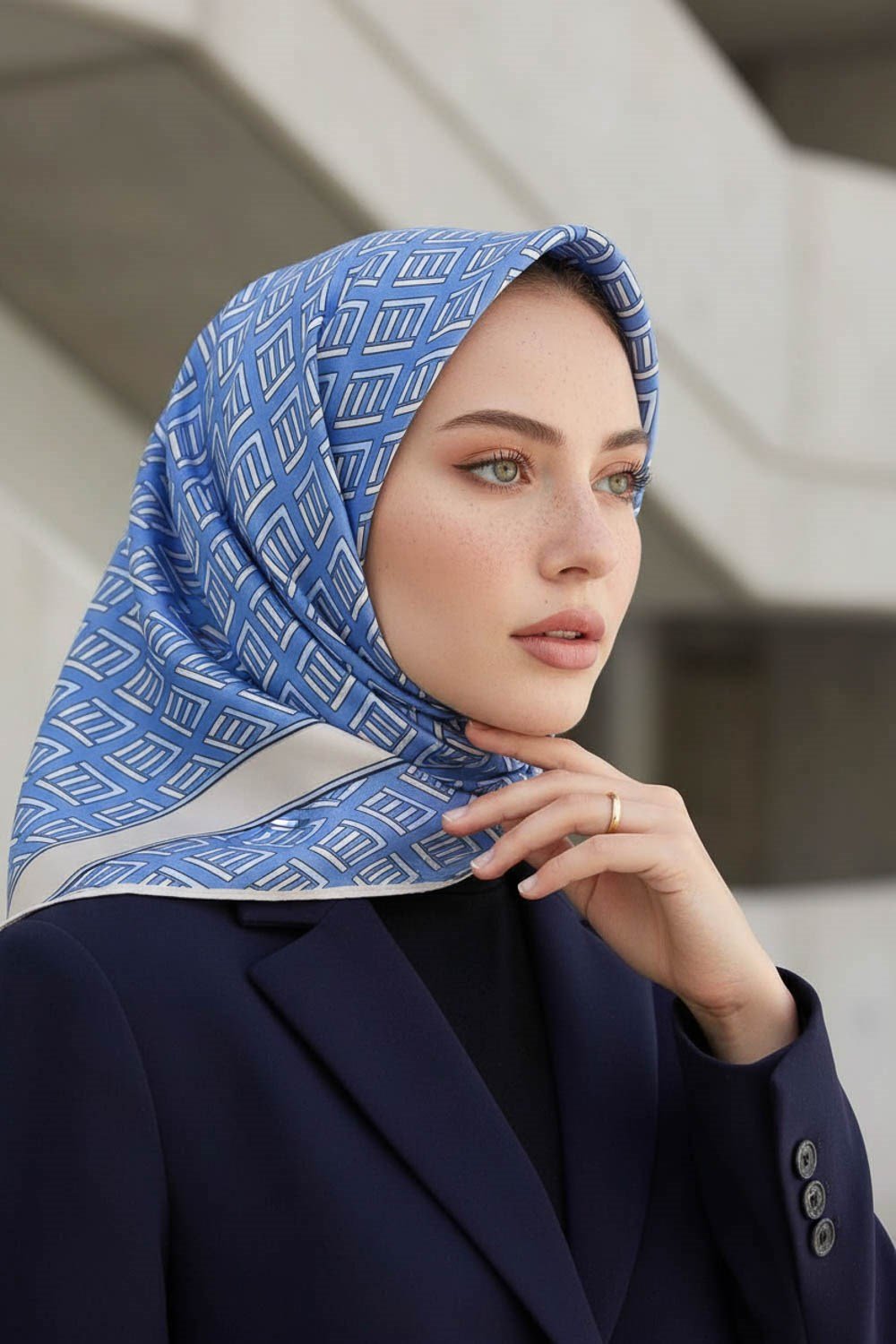 % 57 İPEK % 43 VİSKON Twill İpek Geometrik Desenli İndigo - Krem Renkli 90x90 Eşarp Dikim Şekli : El Dikişi