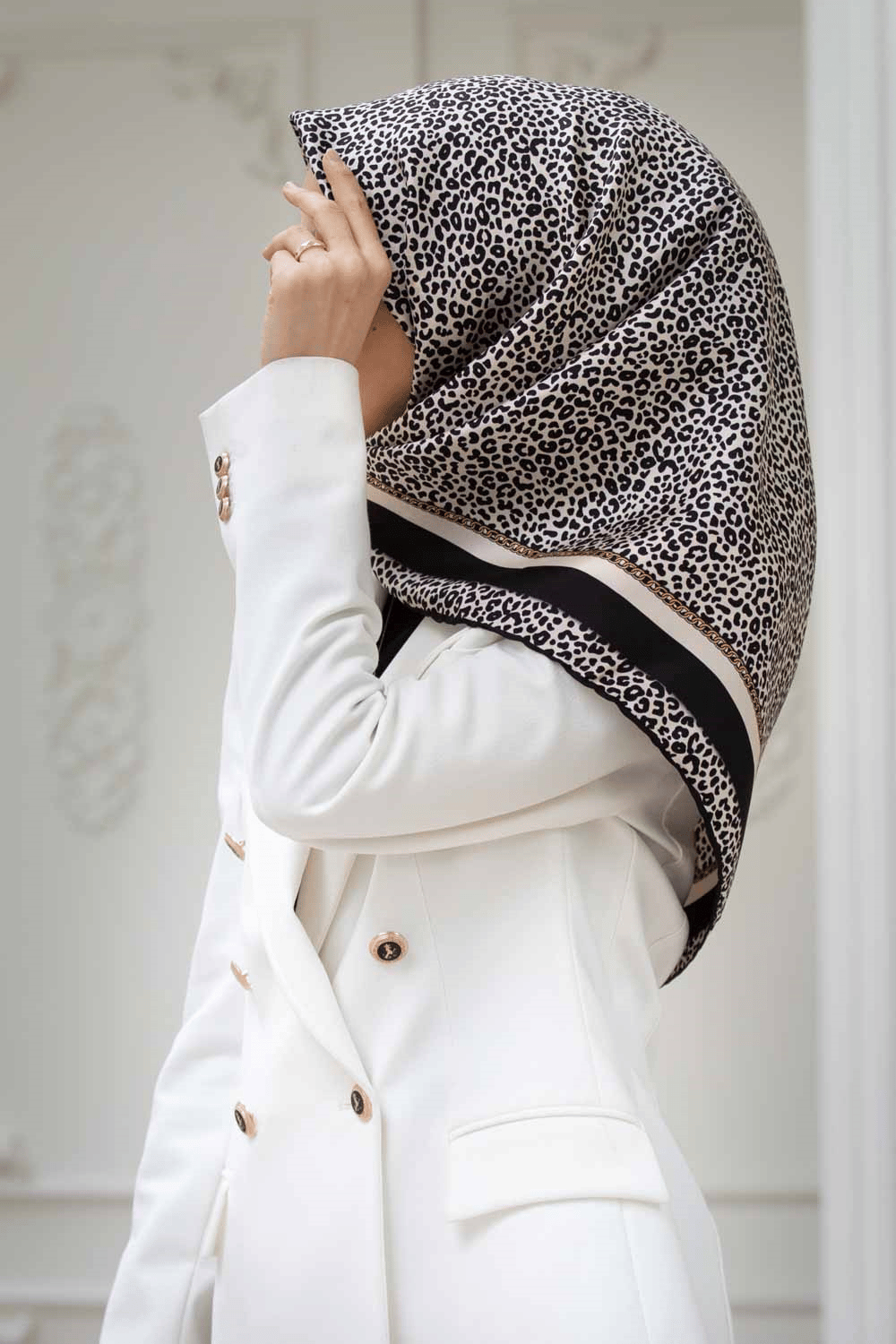 % 57 İPEK % 43 VİSKON Twill İpek Leopar Desenli Krem - Siyah Renkli 90x90 Eşarp Dikim Şekli : El Dikişi
