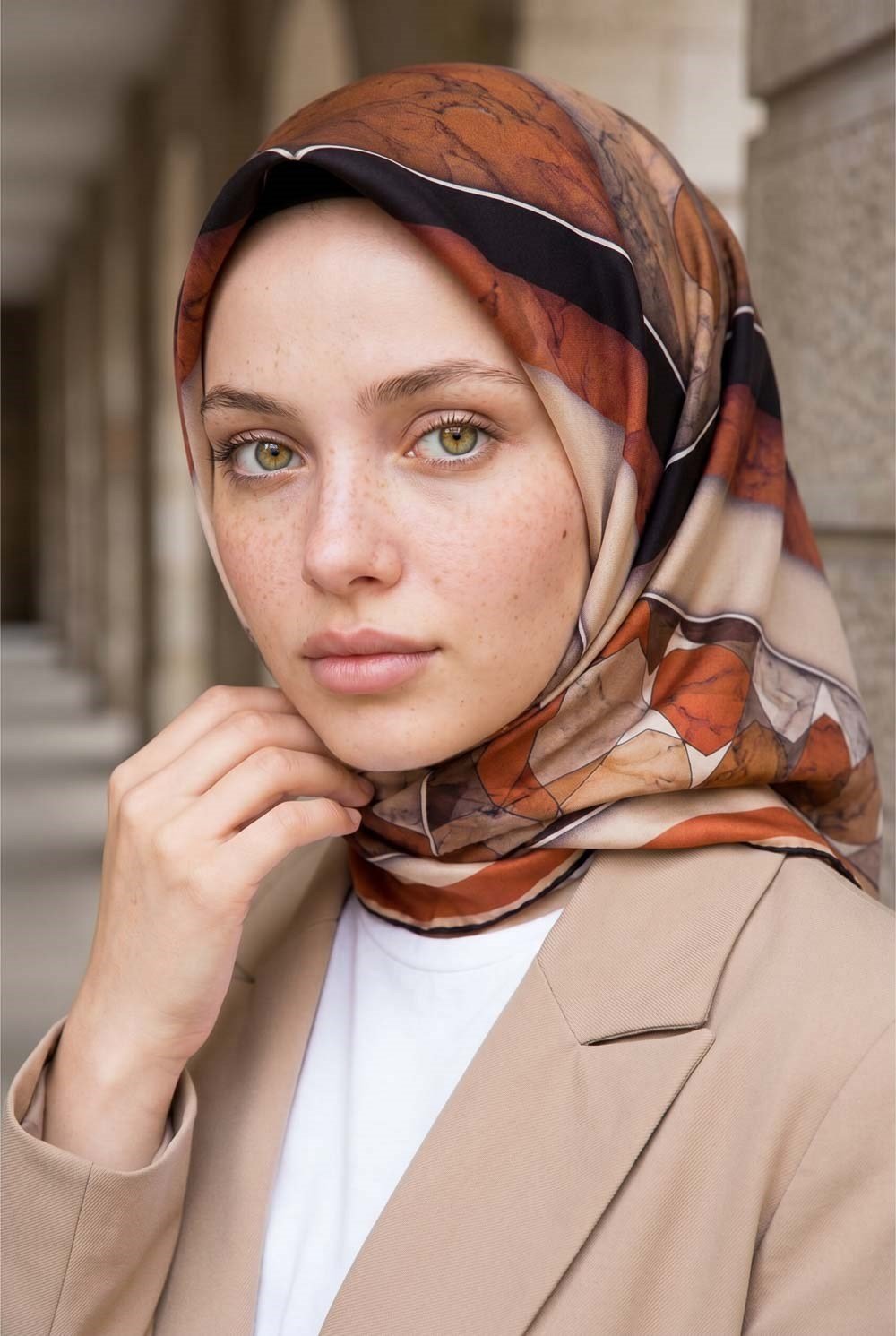 %100 Twill İpek Mermer Efektrli Geometrik Desenli Taba - Gold Renkli 90x90 Eşarp Dikim Şekli : El Dikişi