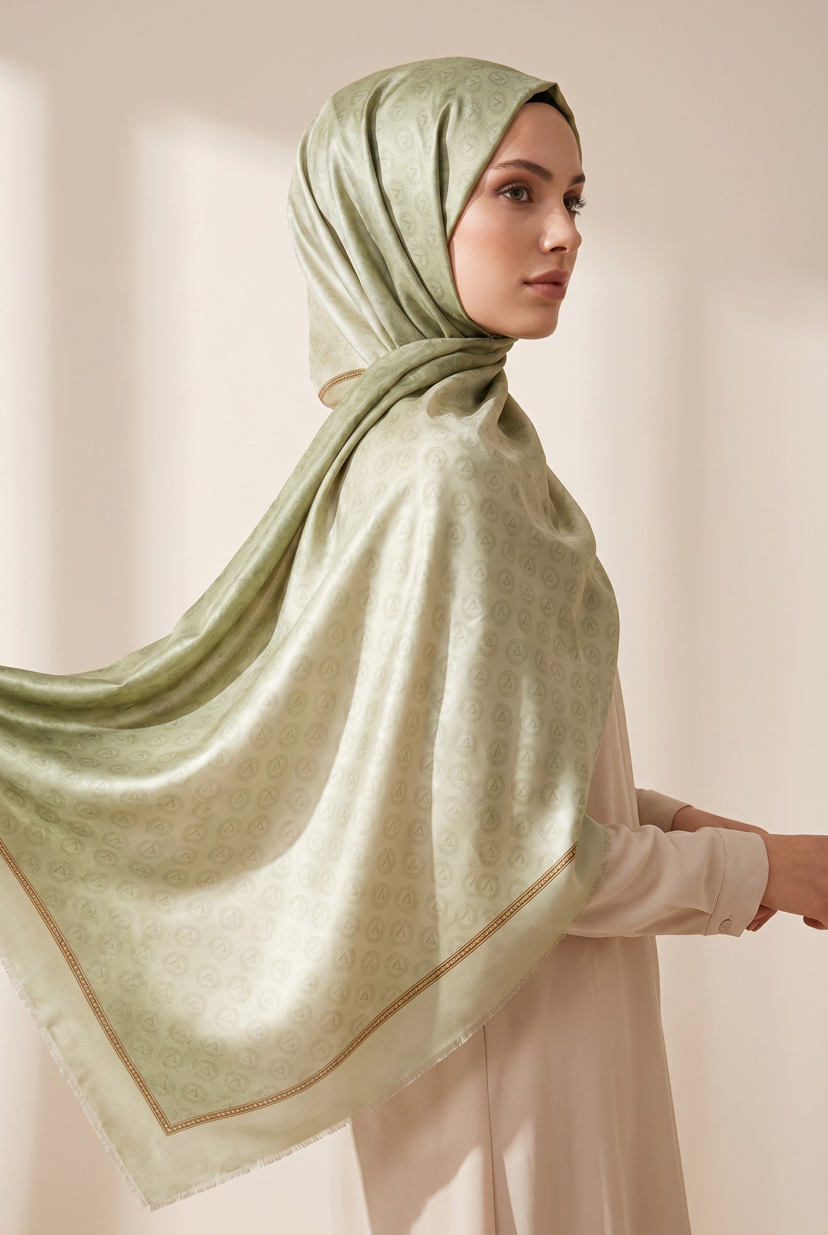 %100 Saf İpek Şal İnce Saten Vual Dokuma Degradeli Ve Monogram Desenli Fıstık Yeşili - Gold Renkli 90x210 Şal