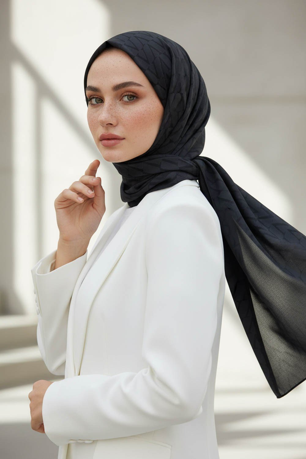 KREP DEGRADELİ MONOGRAM DESENLİ SİYAH RENKLİ 75X195 KIRIŞMAZ ŞAL