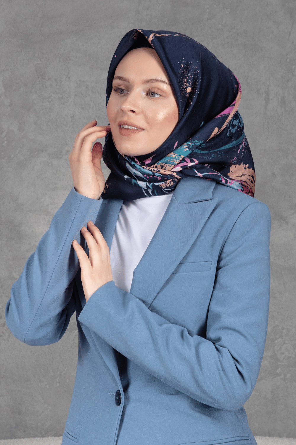 %100 Twill İpek Suluboya Çiçek Desenli Lacivert - Pembe Renkli 90x90 Eşarp Dikim Şekli : El Dikişi