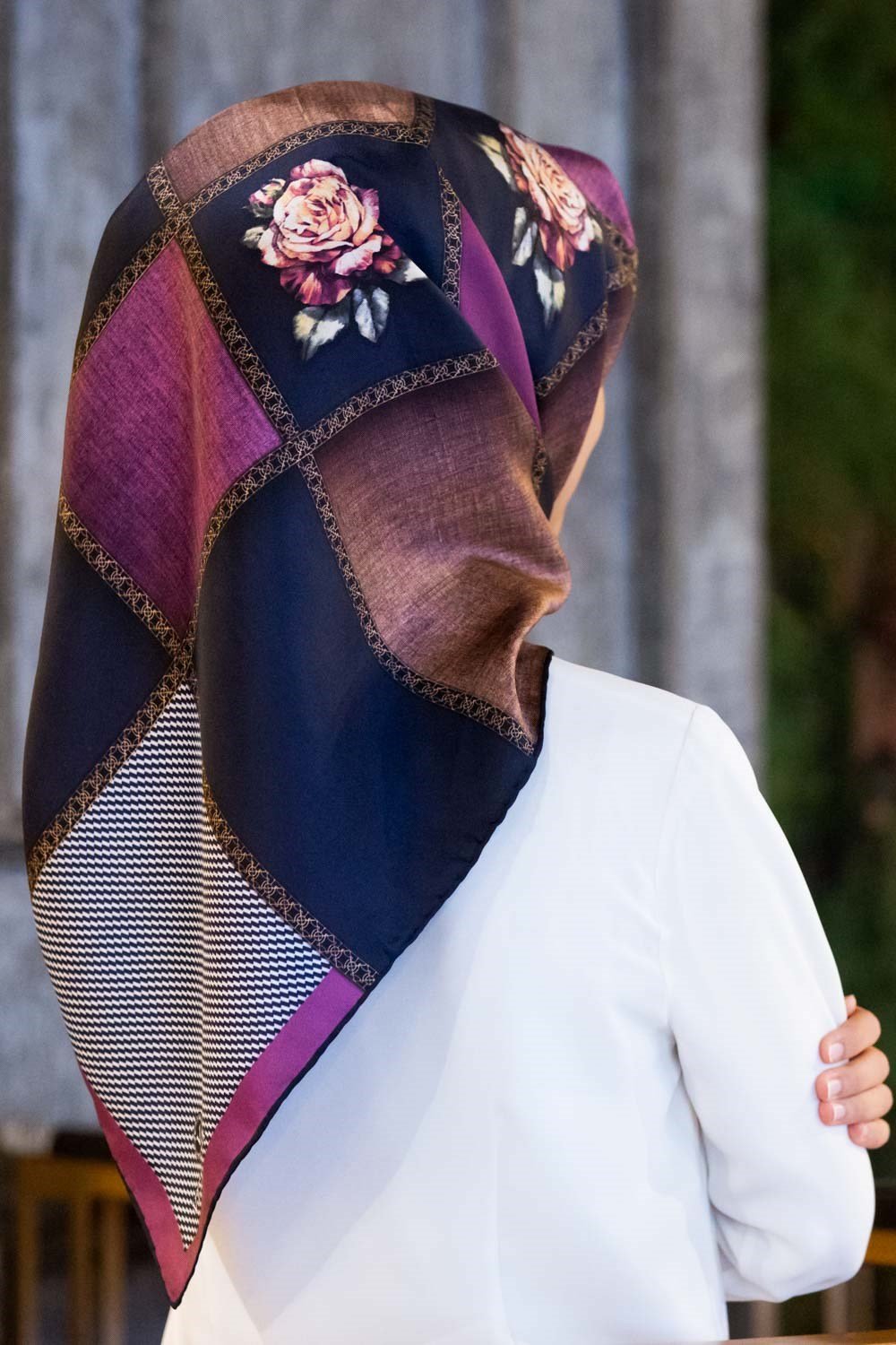 %100 Twill İpek Dokulu Çiçekli Ve Geometrik Desenli Lacivert - Mürdüm Renkli 90x90 Eşarp Dikim Şekli : El Dikişi