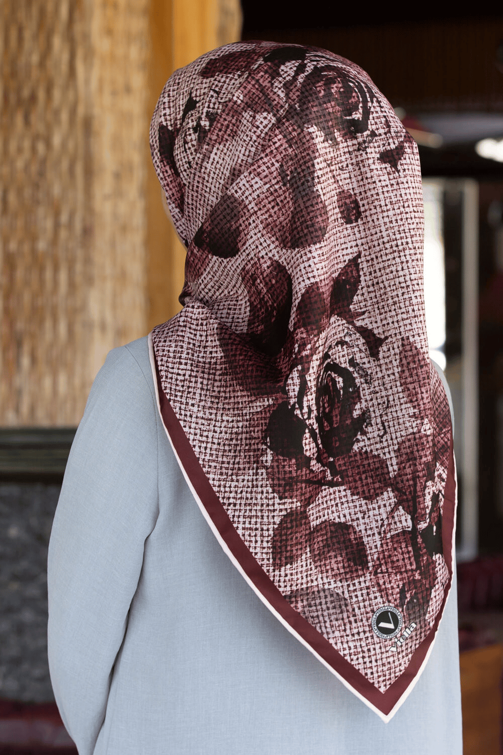 Twill Gül Desenli Pembe Renkli 90x90 Eşarp (İpek İçermez) Kenar Dikiş Şekli El Dikişli