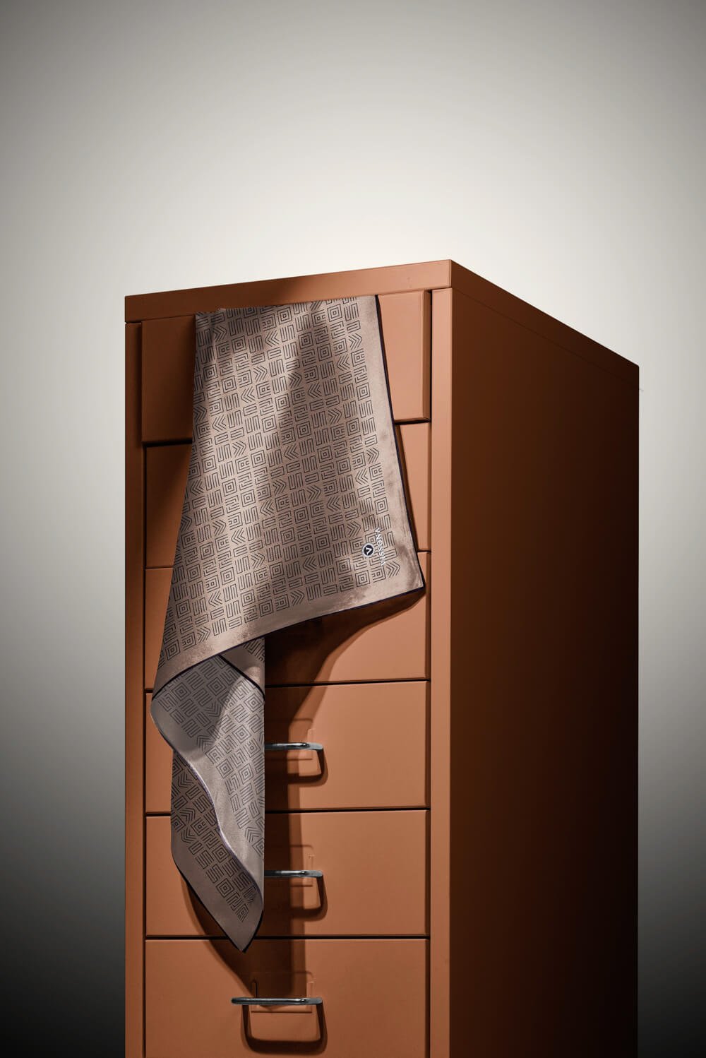%57 İPEK %43 VİSKON Twill İpek Etnik Motif Desenli Vizon - Siyah Renkli 90x90 Eşarp Dikim Şekli : El Dikişi